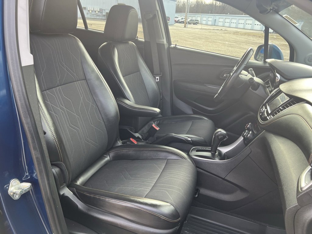 Used 2020 Chevrolet Trax LT w/ LT Convenience Package image 11