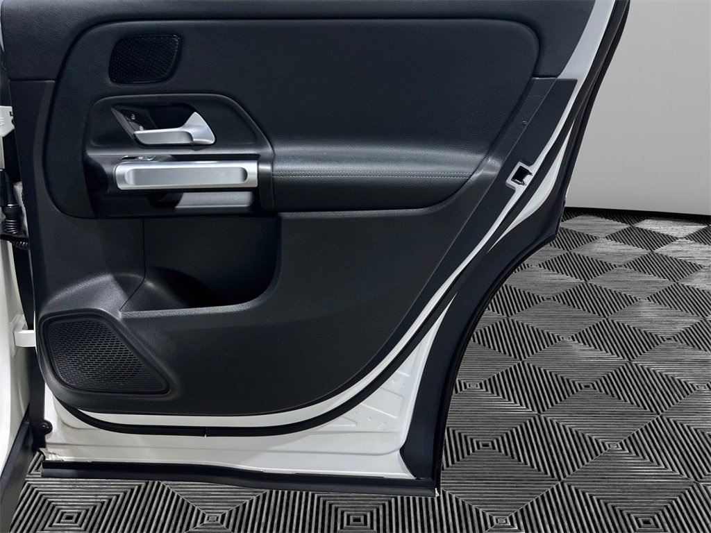 Used 2022 Mercedes-Benz EQB 300 4MATIC image 17