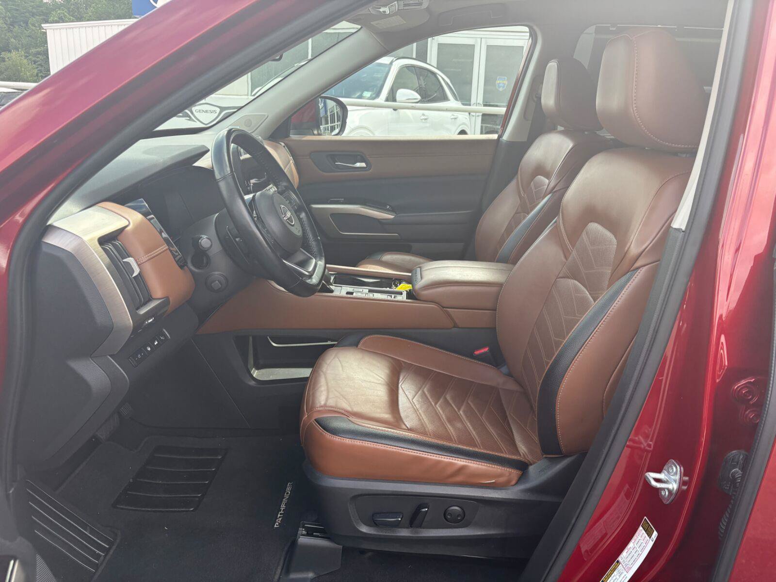 Used 2023 Nissan Pathfinder Platinum FWD image 17