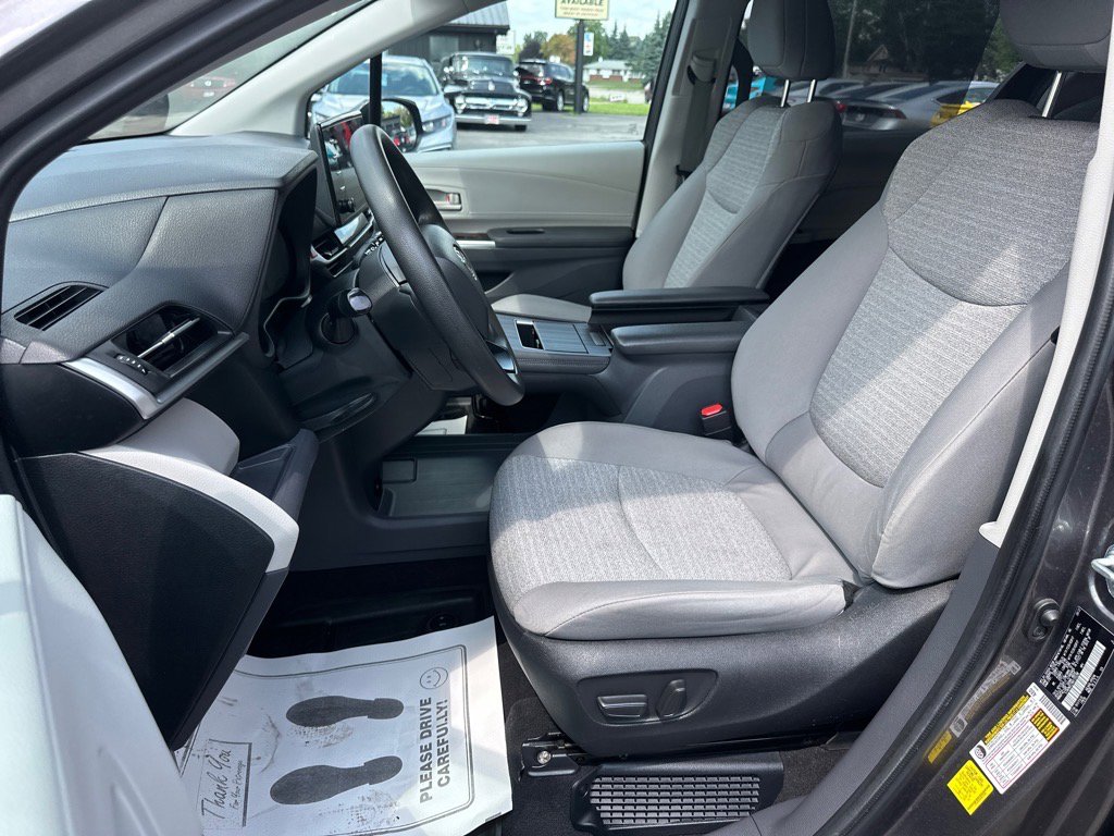 Used 2022 Toyota Sienna LE image 19