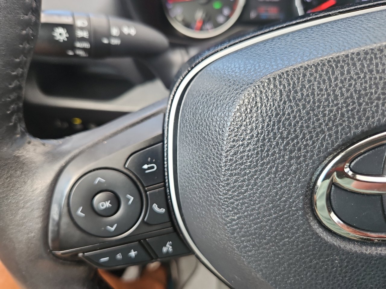 Used 2019 Toyota RAV4 XLE Premium image 28