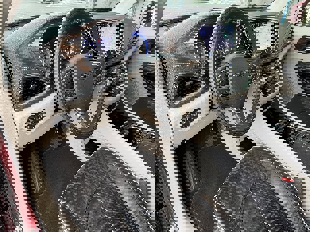 Used 2022 Chrysler Pacifica Limited w/ Uconnect Theater Family Group image 16