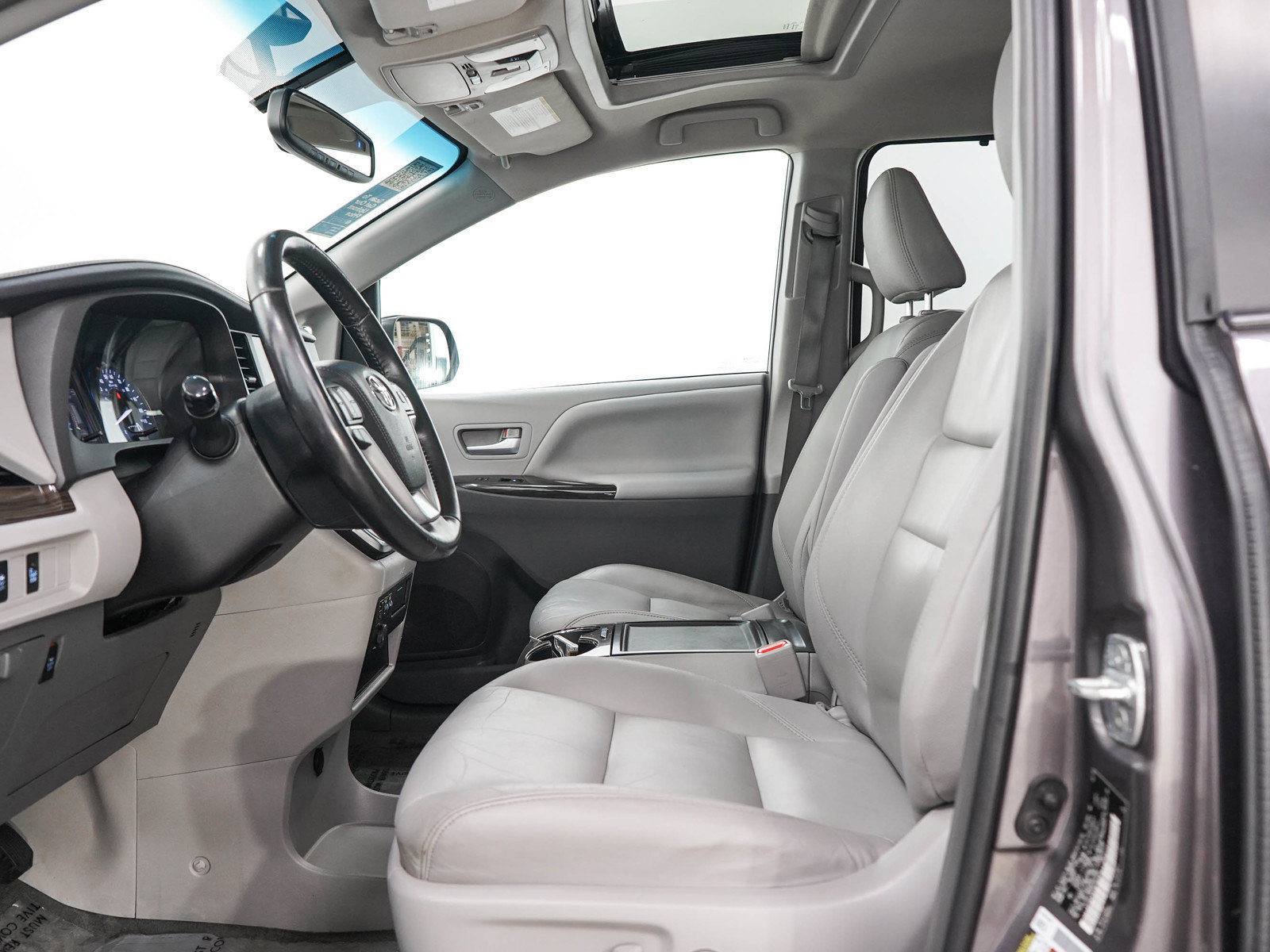 Used 2016 Toyota Sienna XLE FWD image 23