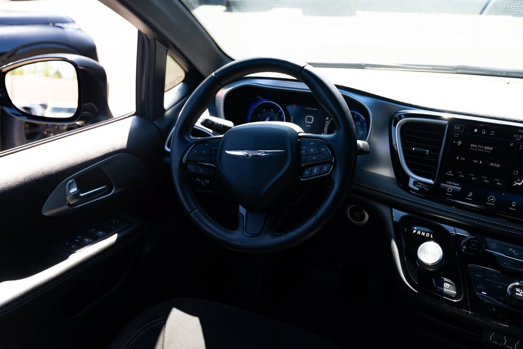 Used 2021 Chrysler Pacifica Touring w/ S Appearance Package FWD image 9
