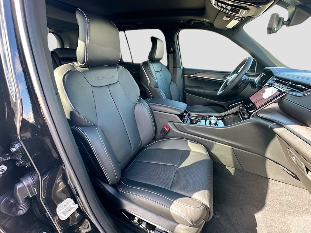 New 2025 Jeep Grand Cherokee Overland w/ Luxury Tech Group IV AWD/4WD image 31