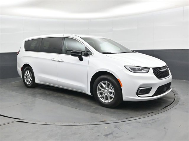 New 2026 Chrysler Pacifica Select