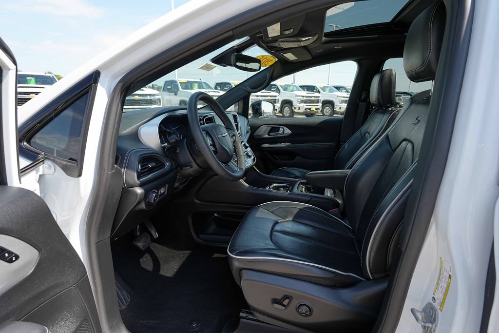 Used 2025 Chrysler Pacifica Limited FWD image 16