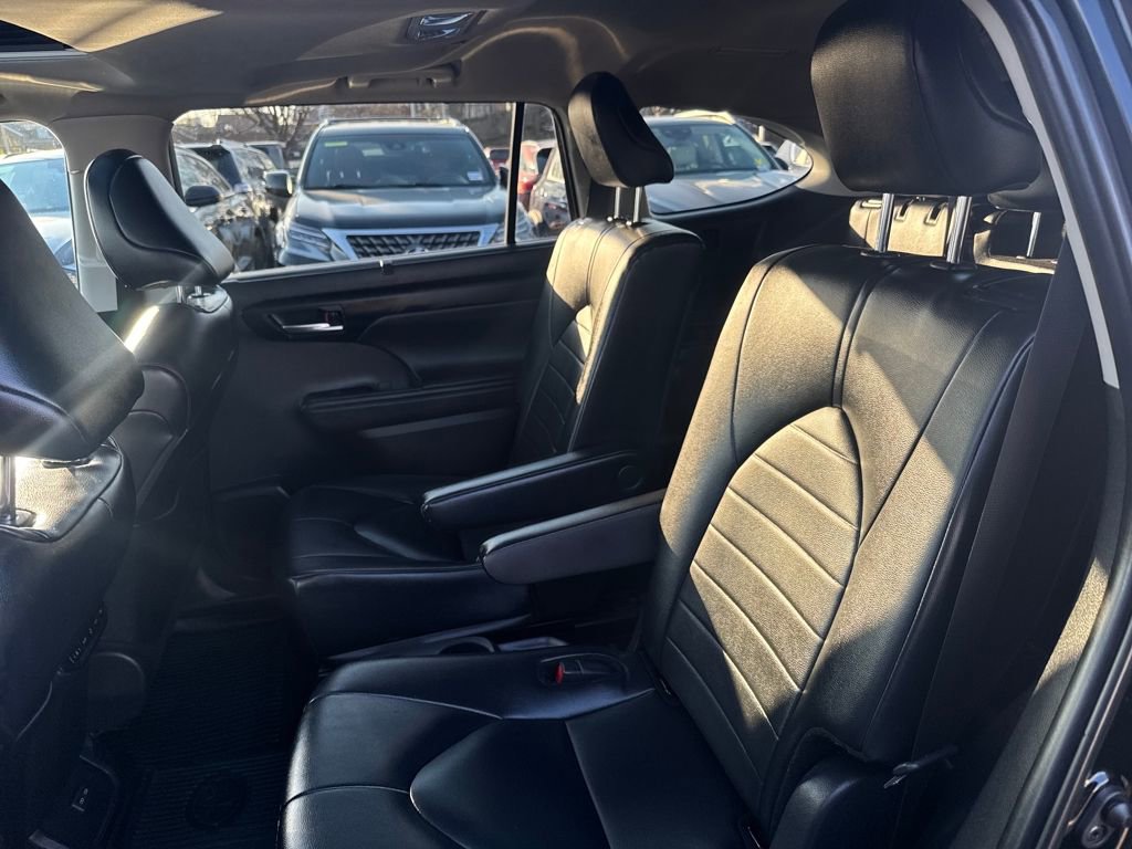 Used 2024 Toyota Highlander XLE image 37