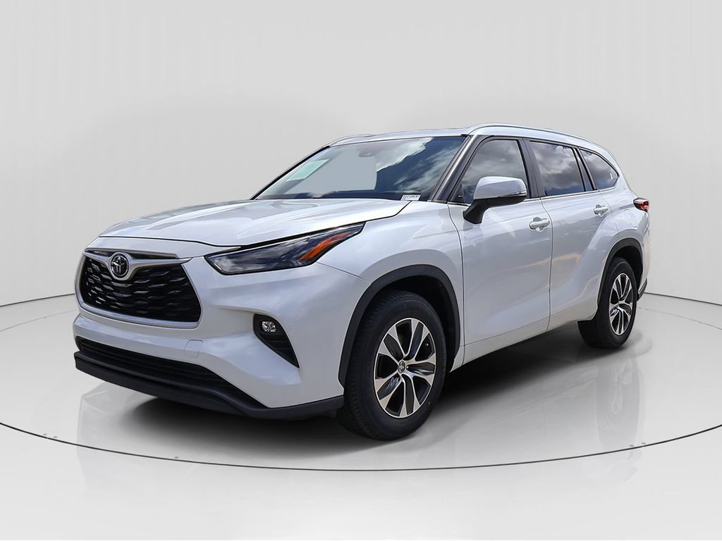 Used 2023 Toyota Highlander XLE FWD image 3