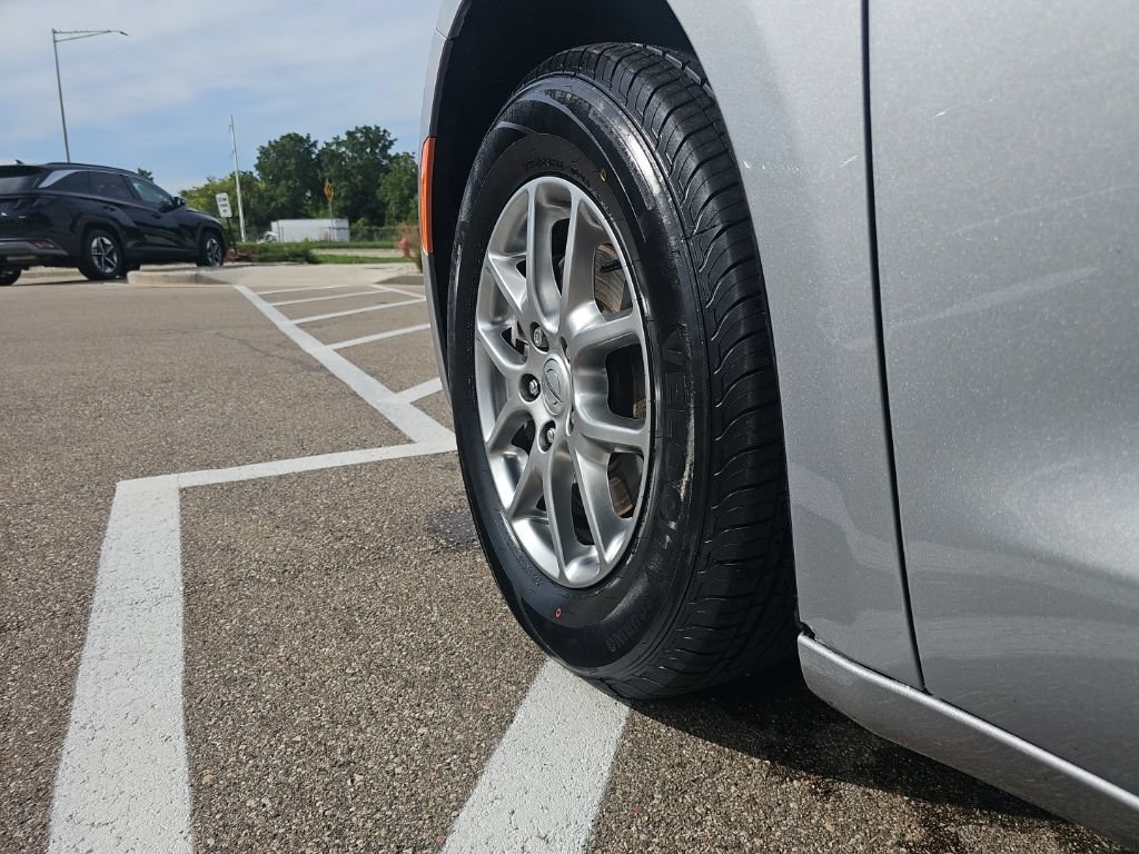 Used 2021 Chrysler Pacifica Touring FWD image 39