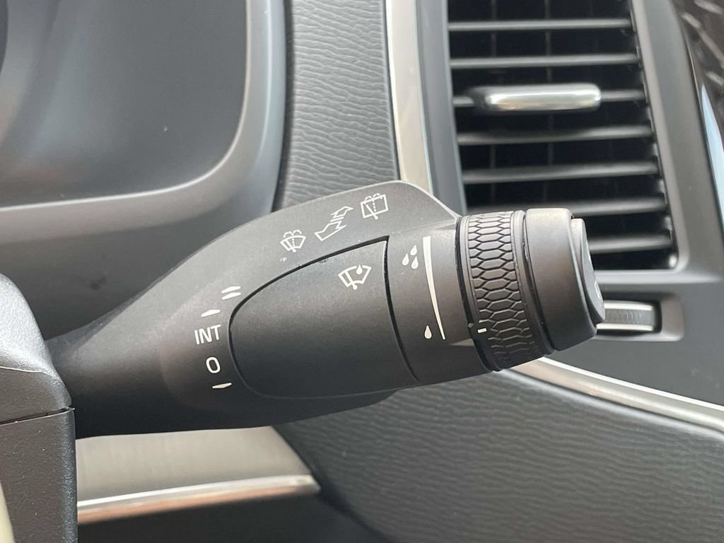 Used 2025 Volvo XC90 B5 Core AWD/4WD image 13