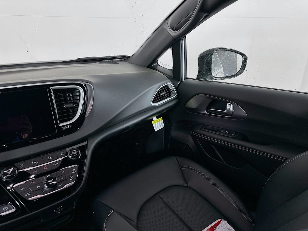 New 2026 Chrysler Voyager LX FWD image 29