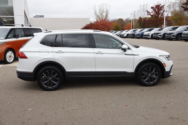 Used 2023 Volkswagen Tiguan SE w/ Panoramic Sunroof Package image 2