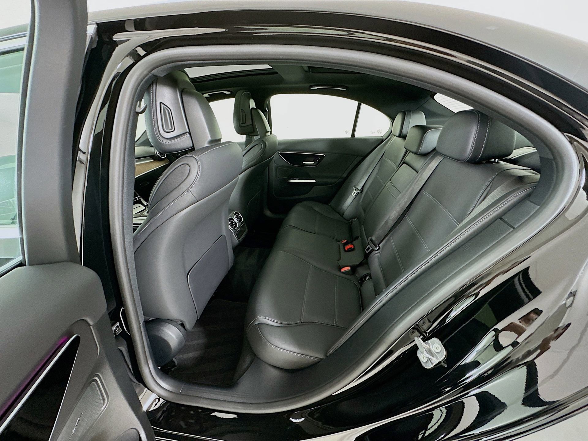 Used 2025 Mercedes-Benz C 300 Sedan image 26