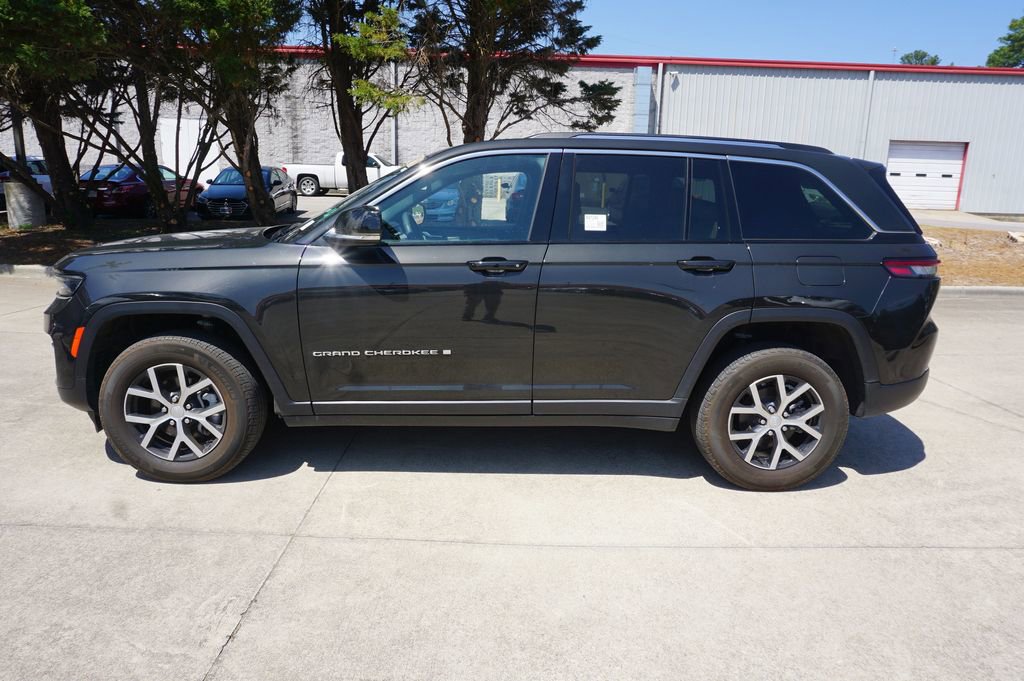Used 2023 Jeep Grand Cherokee Limited AWD/4WD image 18