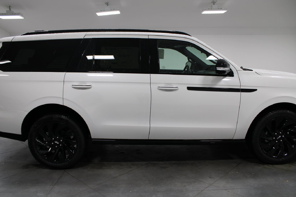 New 2026 Lincoln Navigator Reserve w/ Jet Appearance Package AWD/4WD image 10