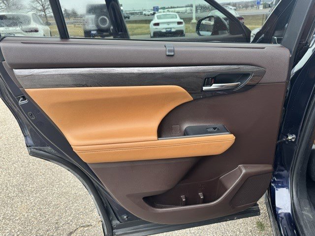 Used 2022 Toyota Highlander Platinum image 26