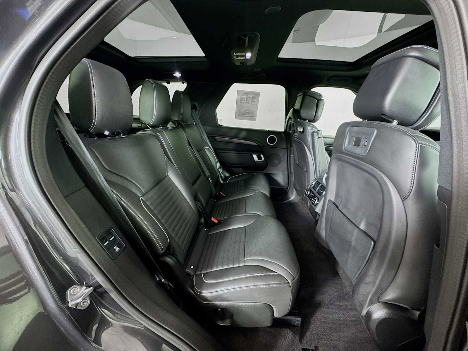 Used 2024 Land Rover Discovery Metropolitan Edition image 24