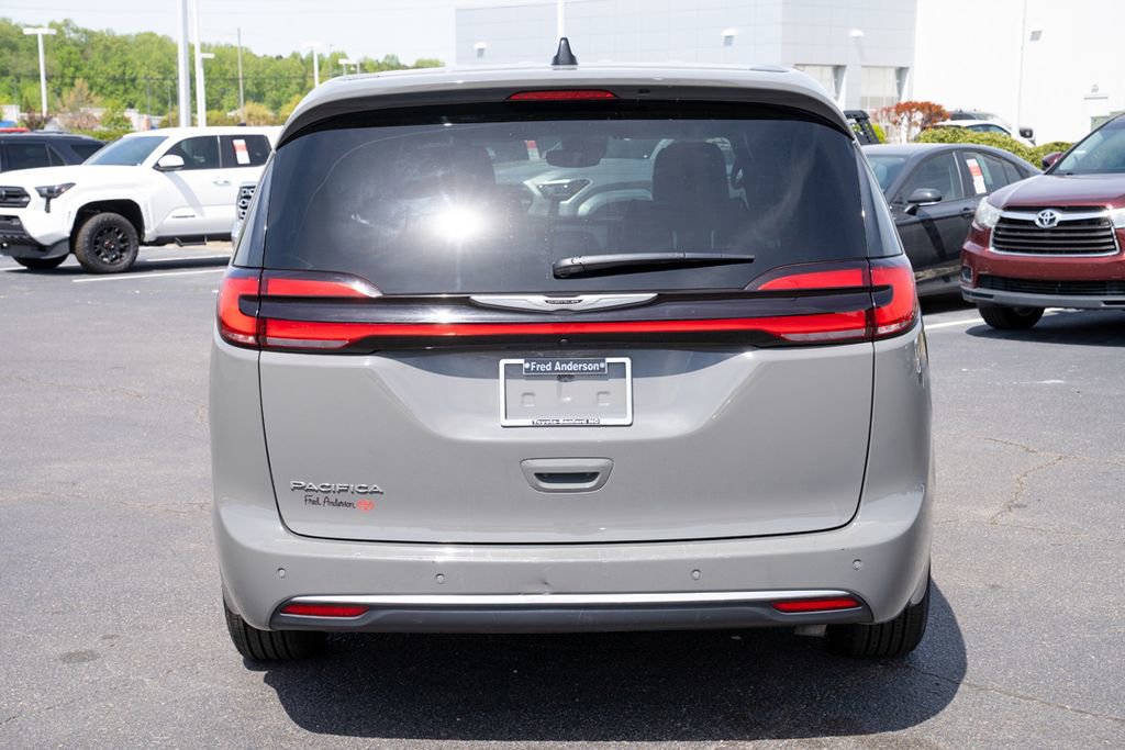 Used 2025 Chrysler Pacifica Select image 4