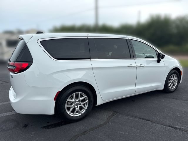 Used 2024 Chrysler Pacifica Touring-L FWD image 5