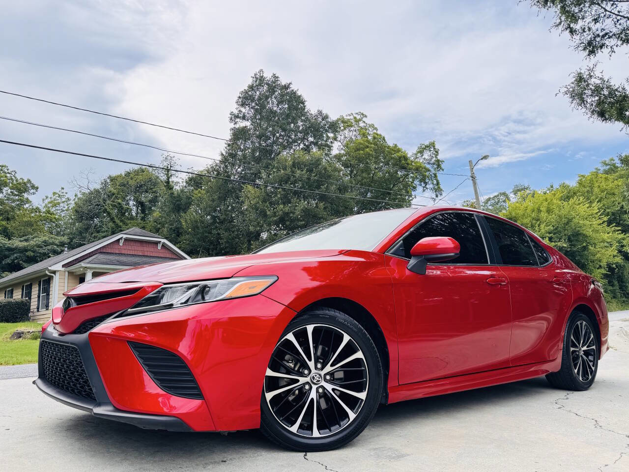 Used 2020 Toyota Camry SE image 1