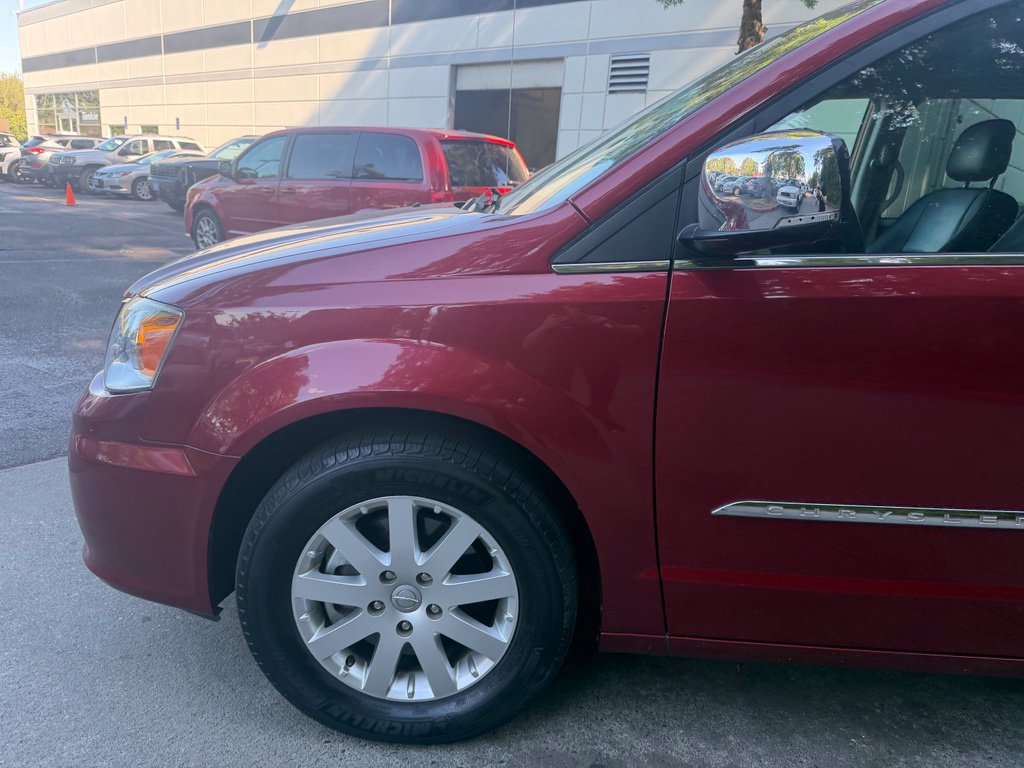 Used 2012 Chrysler Town & Country Touring-L w/ Driver Convenience Group FWD image 8