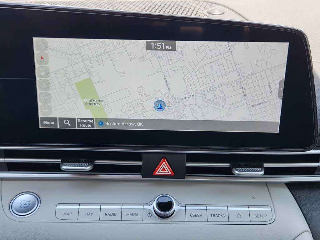 Used 2025 Hyundai Elantra Limited image 13