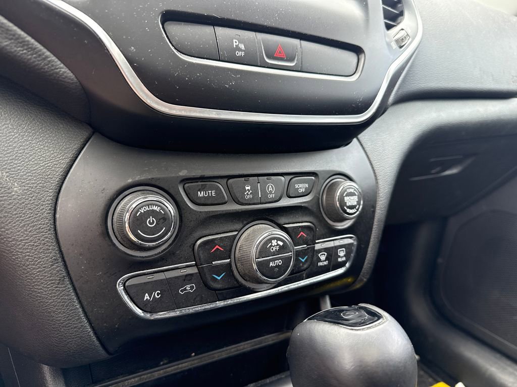 Used 2019 Jeep Cherokee Latitude Plus image 18