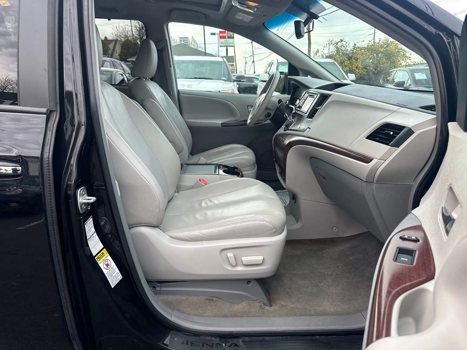 Used 2013 Toyota Sienna Limited image 29