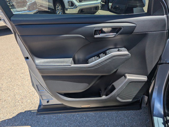 Used 2022 Toyota Highlander XLE AWD/4WD image 9