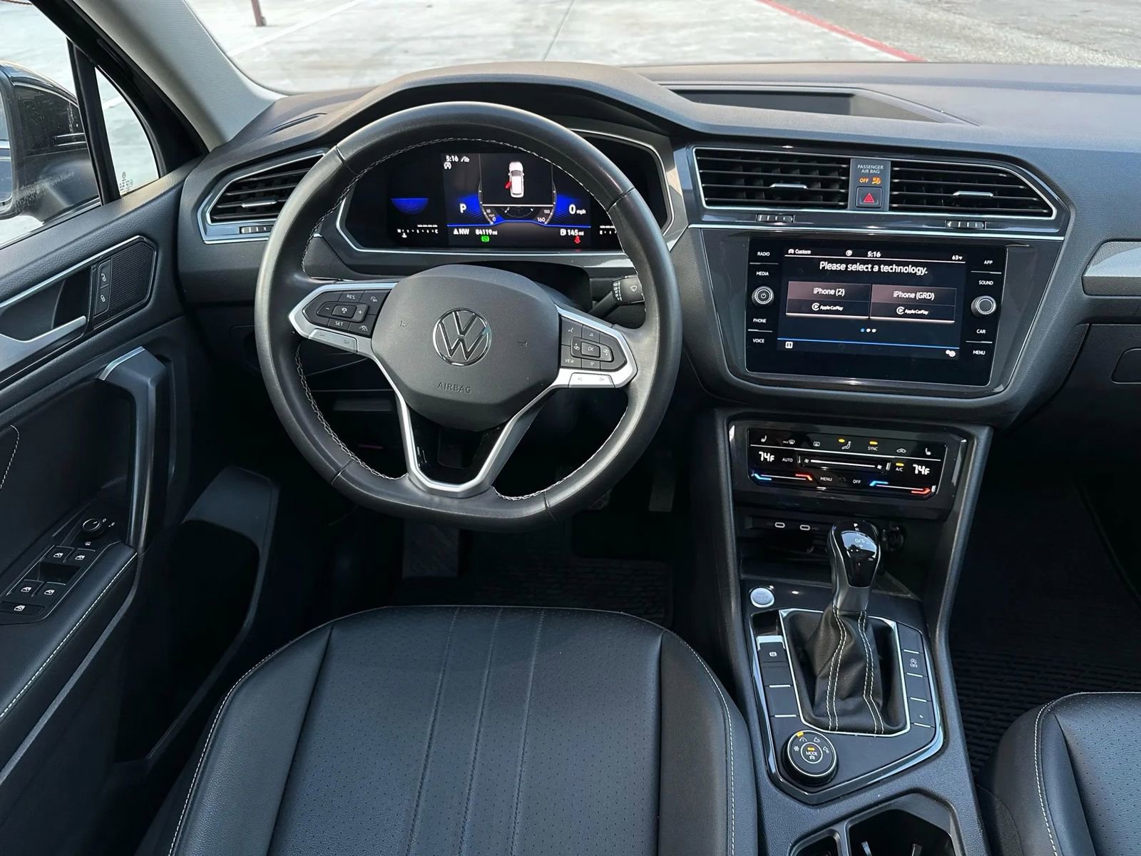 Used 2023 Volkswagen Tiguan SE w/ Panoramic Sunroof Package image 9