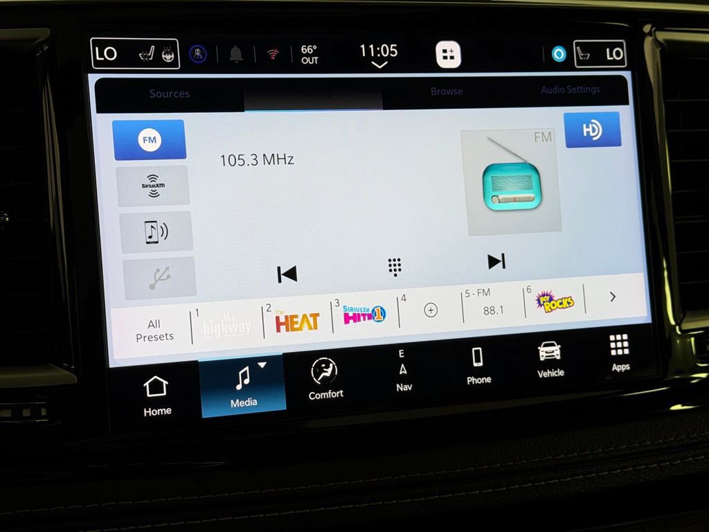 Used 2024 Chrysler Pacifica Limited image 17