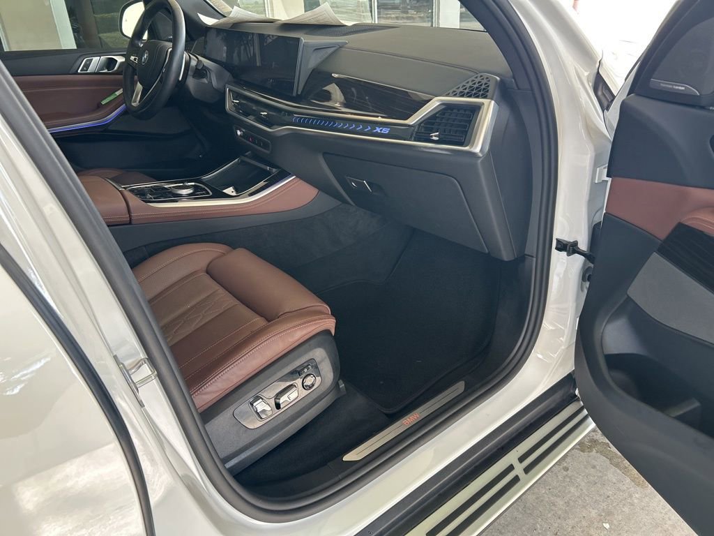 Used 2025 BMW X5 xDrive50e image 29