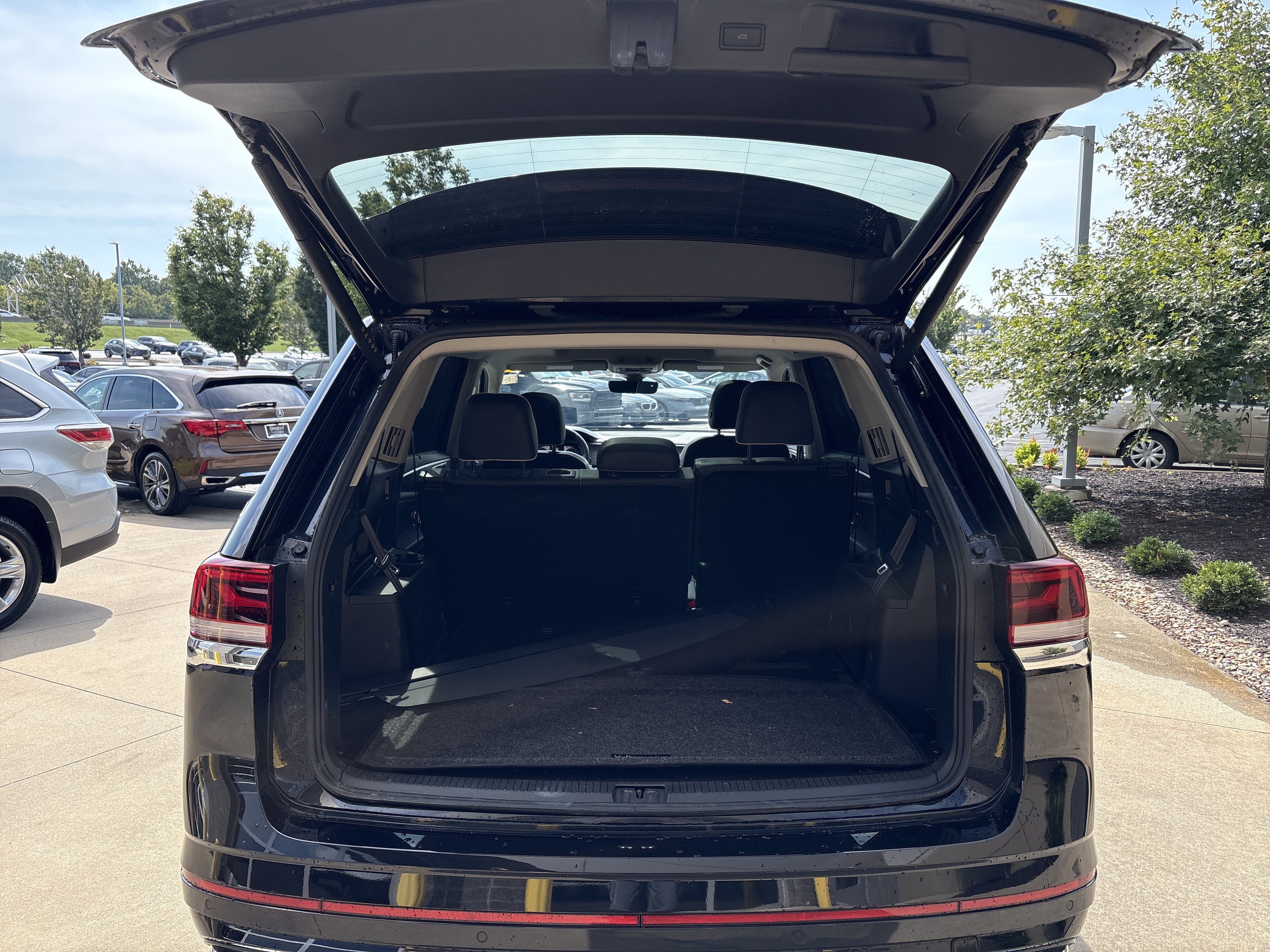 Used 2024 Volkswagen Atlas SEL Premium R-Line AWD/4WD image 32