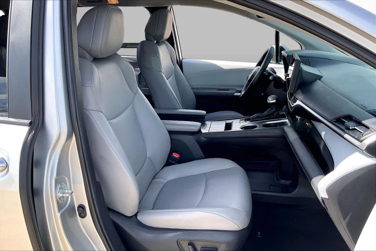 Used 2025 Toyota Sienna XLE FWD image 9