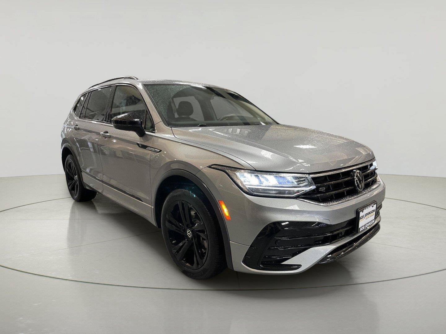 Used 2024 Volkswagen Tiguan SE R-Line AWD/4WD image 1