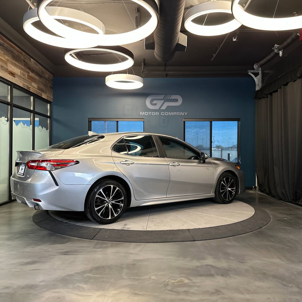 Used 2019 Toyota Camry SE FWD image 3