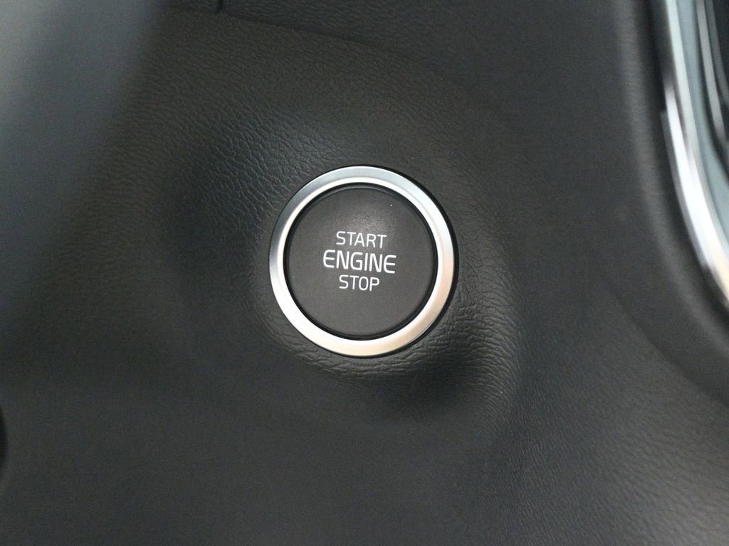 Used 2025 Volvo XC40 B5 Plus image 20