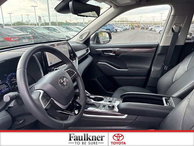 Certified 2025 Toyota Highlander Limited AWD/4WD image 24