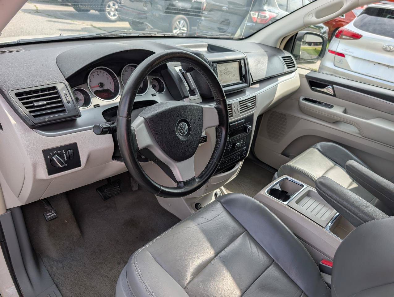 Used 2010 Volkswagen Routan SEL FWD image 20