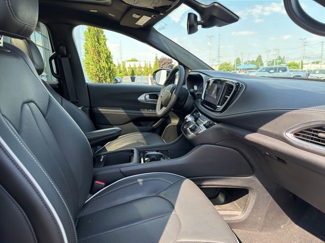 Used 2026 Chrysler Pacifica Limited FWD image 31