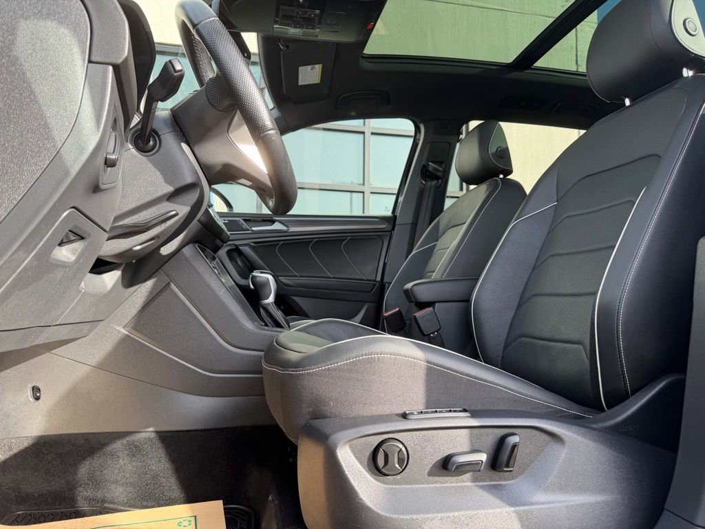 Used 2022 Volkswagen Tiguan SEL R-Line image 8