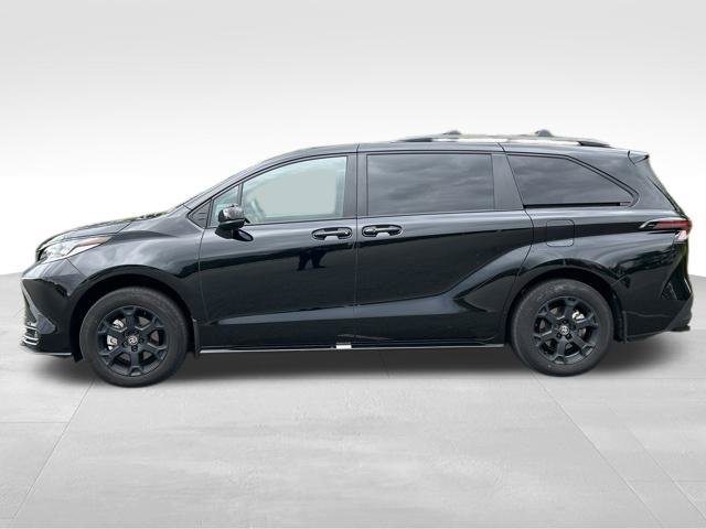 Used 2025 Toyota Sienna XLE Woodland Edition AWD/4WD image 2