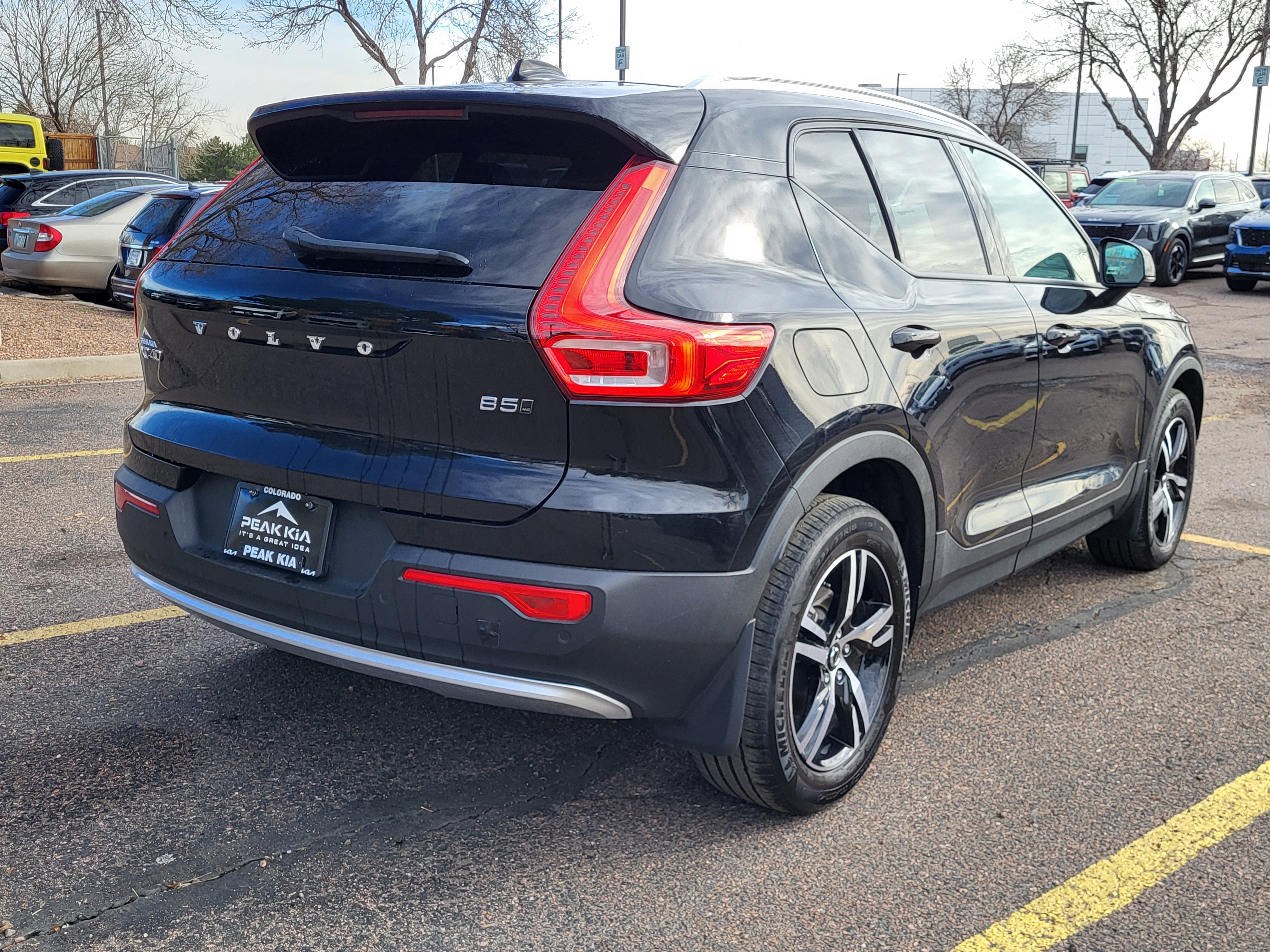 Used 2023 Volvo XC40 B5 Core image 3