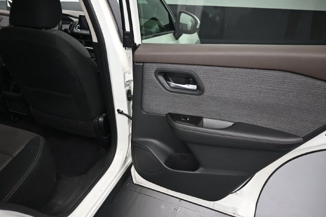 Used 2023 Nissan Rogue SV FWD image 23