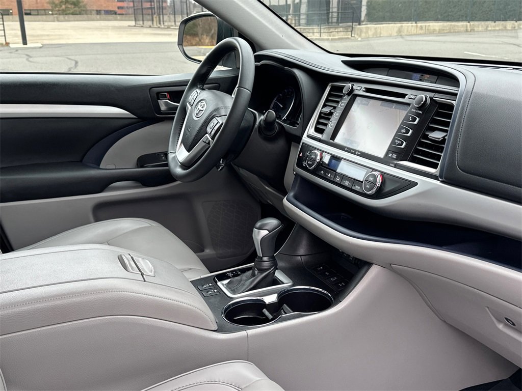 Used 2019 Toyota Highlander XLE image 15