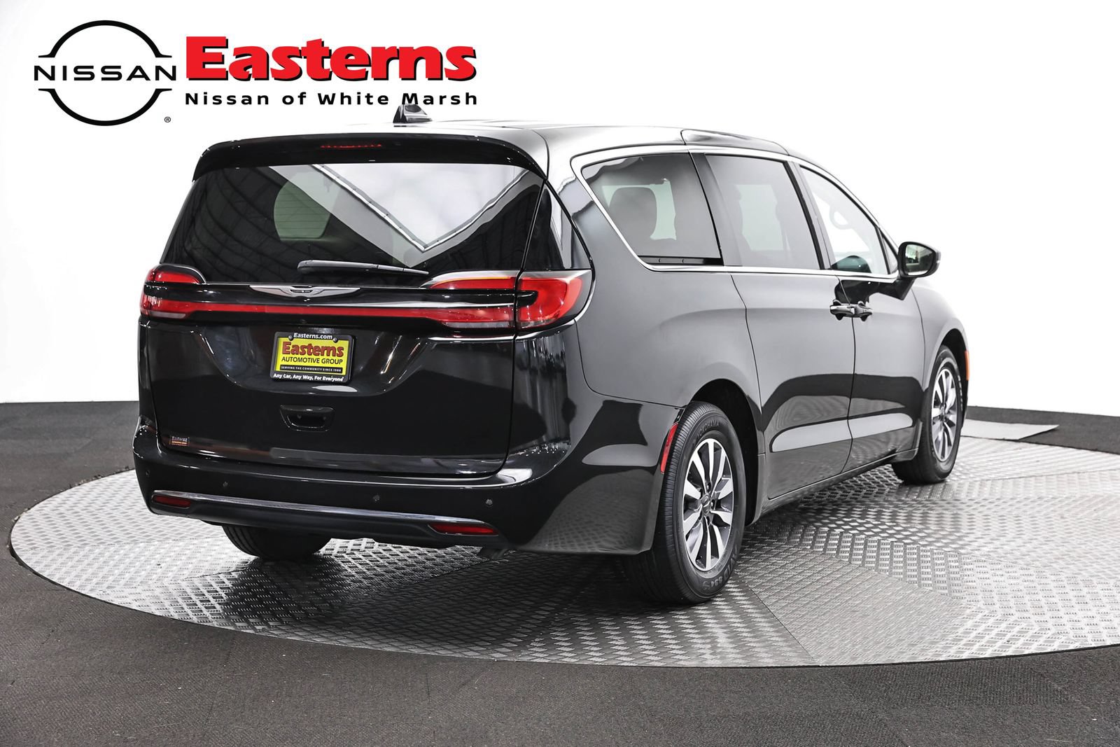 Used 2023 Chrysler Pacifica Touring-L FWD image 5