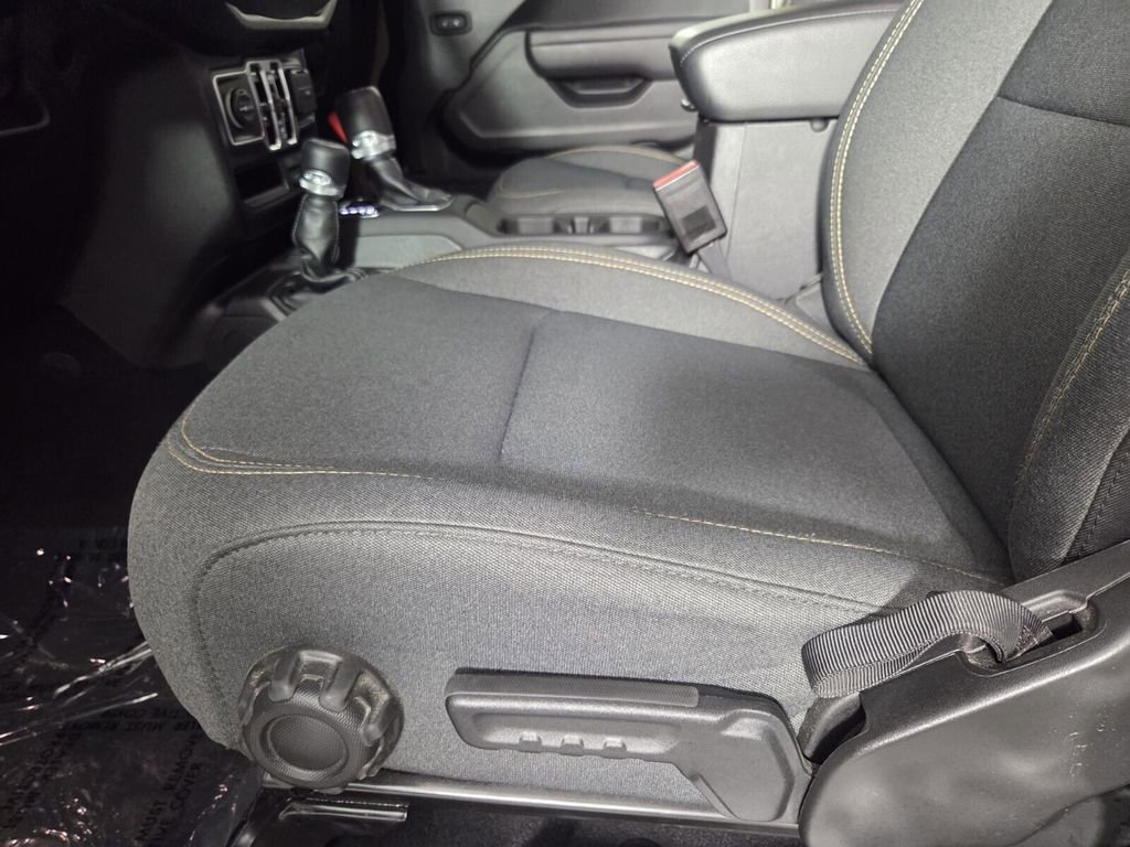 Certified 2025 Jeep Gladiator Sport AWD/4WD image 13