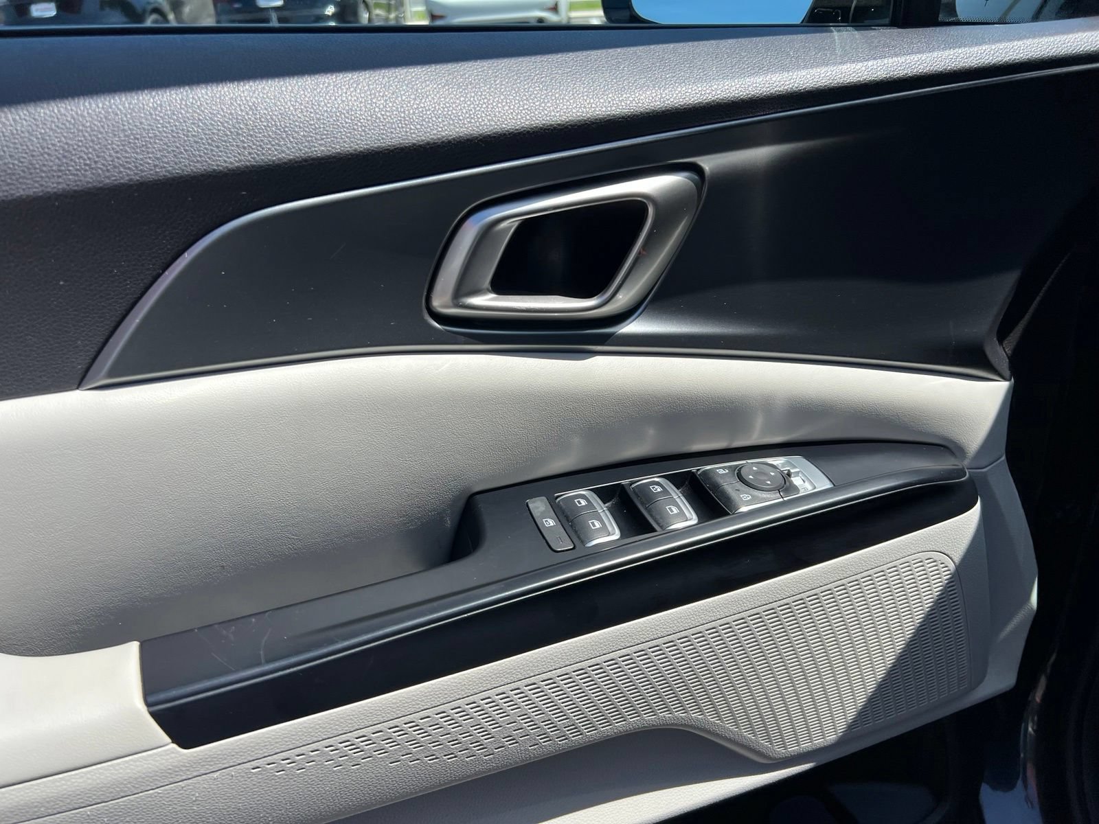 Used 2024 Kia Carnival LX FWD image 24