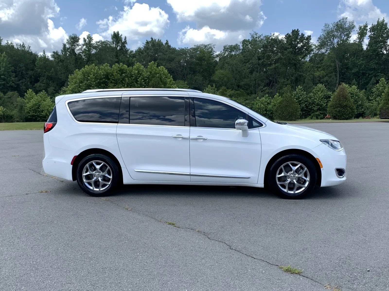 Used 2017 Chrysler Pacifica Limited w/ Advanced Safetytec Group FWD image 8